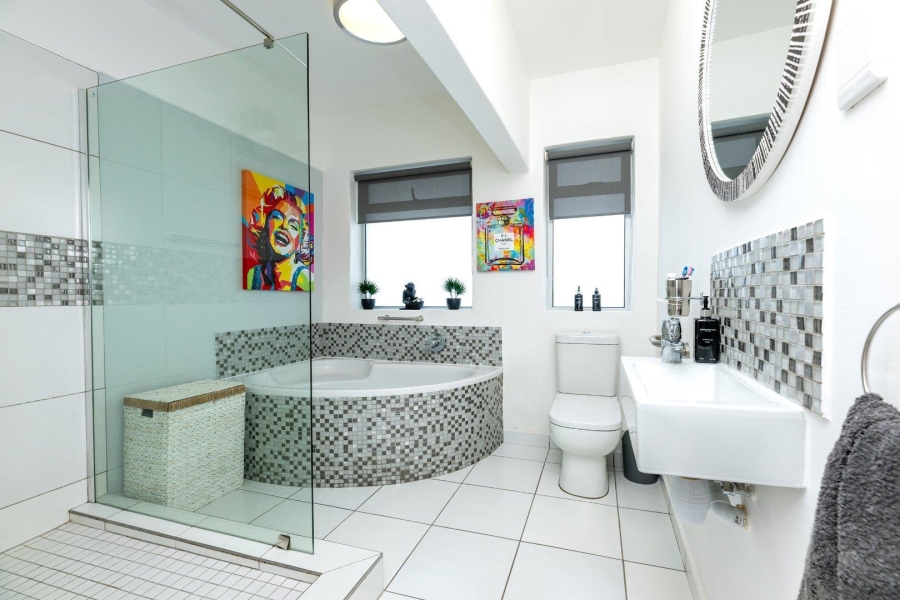 2 Bedroom Property for Sale in Sea Point Western Cape